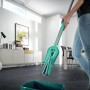 Leifheit Picobello XL Bodenwischer im Einsatz mit Eimer. Reinigungsgerät für Böden.