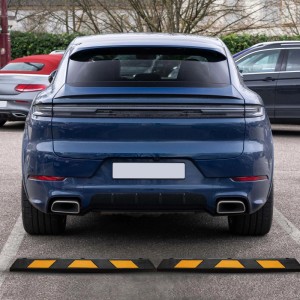 Zwei Wiltec Radstopper aus Gummi, schwarz mit gelben Streifen, vor blauem SUV. Einparkhilfe, Anfahrschutz für Garage/Parkplatz.