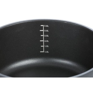 Innenansicht GSW Stielkasserolle Profi Black Star 16cm mit Füllstandsanzeige.