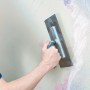 Knauf Rotband Flächenspachtel in Anwendung: Spachteln einer Wand mit Flächenspachtel.