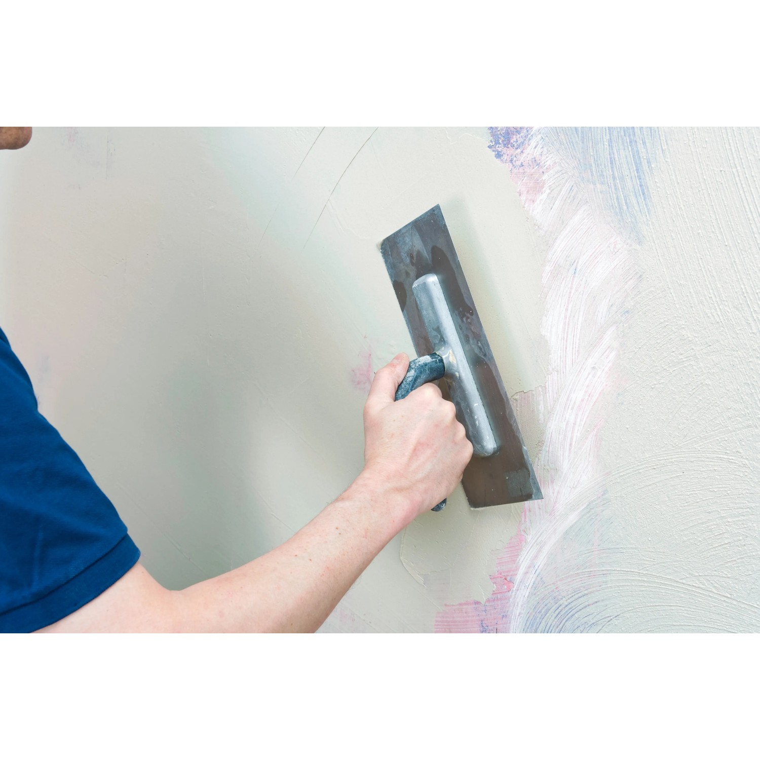 Knauf Rotband Flächenspachtel in Anwendung: Spachteln einer Wand mit Flächenspachtel.