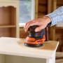 Black+Decker Akku-Exzenterschleifer BDCROS18 im Einsatz beim Schleifen von Holz.