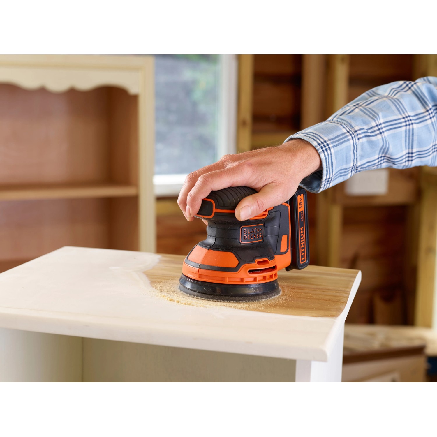 Black+Decker Akku-Exzenterschleifer BDCROS18 im Einsatz beim Schleifen von Holz.