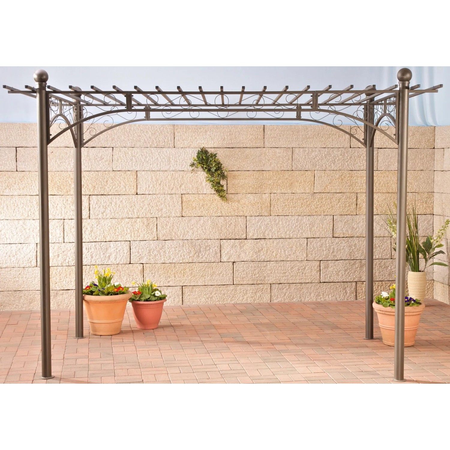 Anthrazitfarbener Metall-Rosenbogen mit Dach als Rankhilfe für Rosen und Gartendekoration auf Terrasse.