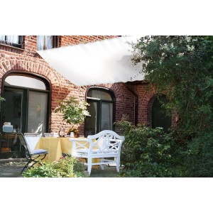Weißes Floracord Sonnensegel 330x200 cm über Terrasse mit Gartenmöbeln.