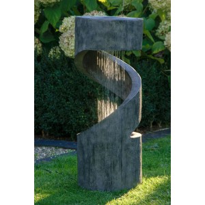 Spiralförmiger Dobar Design-Gartenbrunnen XL aus Kunststein mit LED und Pumpe im Garten.