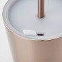 Detailaufnahme der Akku-Tischleuchte Xaana in hellem Kupfer mit USB-Anschluss.