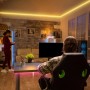 Wohnzimmer mit Brilo LED-Strip Magic RGB für dynamische Farbwechsel und Musiksensor.