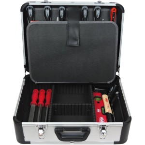 Offener Famex Alu Werkzeugkoffer 429-88 gefüllt mit Werkzeug, inklusive Schraubendreher, Zangen, Säge und Wasserwaage.