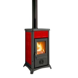 Firefix Kaminofen Gemma, Bordeaux-rot, 6 kW, mit Kachelverkleidung im Retro-Design.