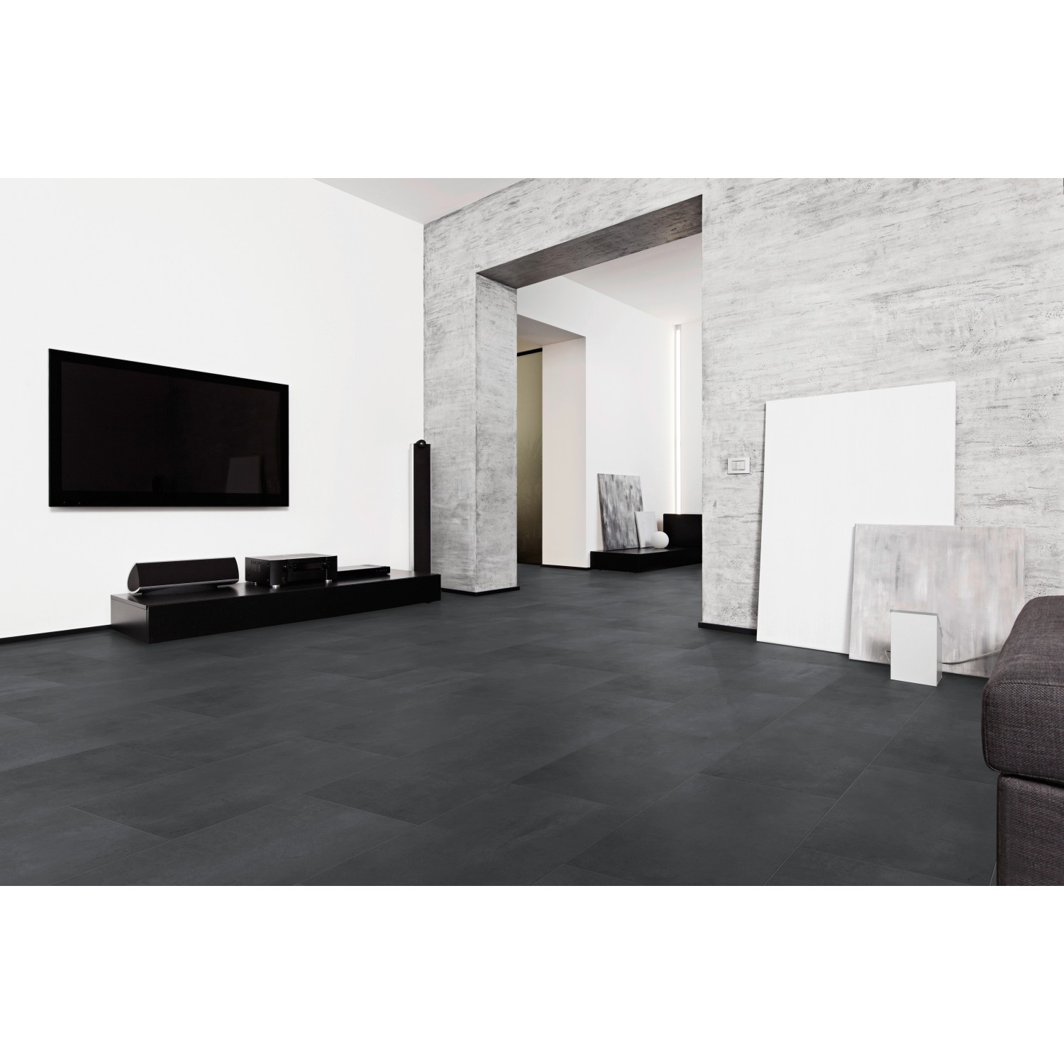 Verlegtes Classen Neo 2.0 Vario Nero Dekor-Paneel in modernem Wohnraum.