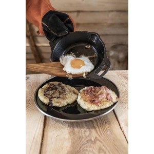 Petromax Feuerpfanne FP15H-T mit Spiegelei und Pfannkuchen auf Holztisch.