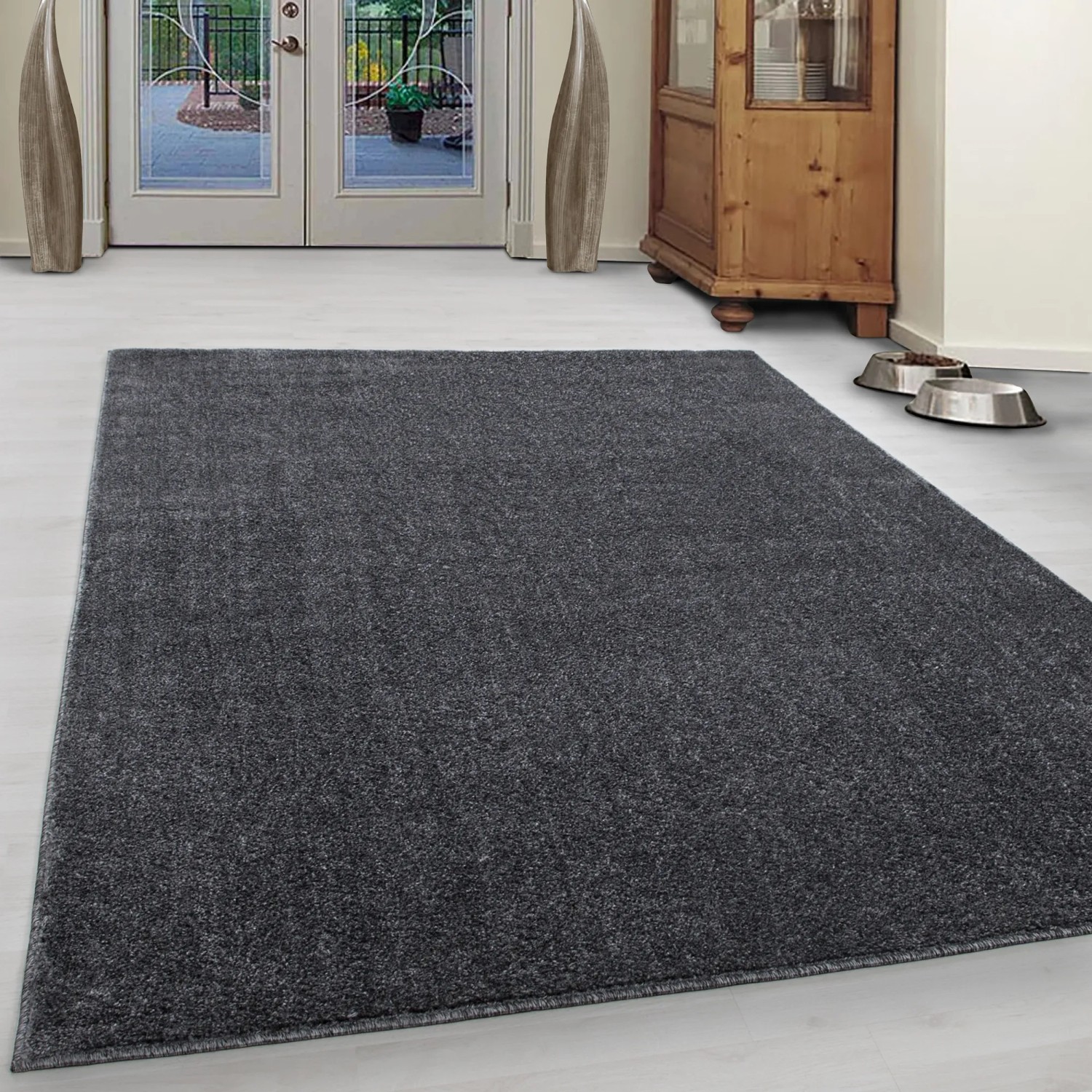 Grauer Ayyildiz Kurzflorteppich Ata 7000 (80x250 cm) im modernen Wohnraum.
