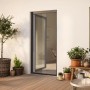 tesa® Insect Stop Fliegengittertür Premium, weiße Insektenschutztür mit Klettverschluss an Terrassentür.