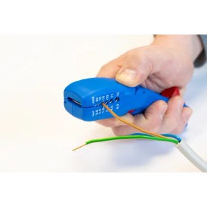 WEICON Flach- und Rundkabelmesser in Aktion: Abisolieren eines Kabels. Zange für präzises Arbeiten.