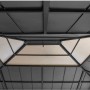 Innenansicht des anthrazitfarbenen Sunjoy Gazebo Ernir mit Zedernholz und Polycarbonat-Dachfenster.