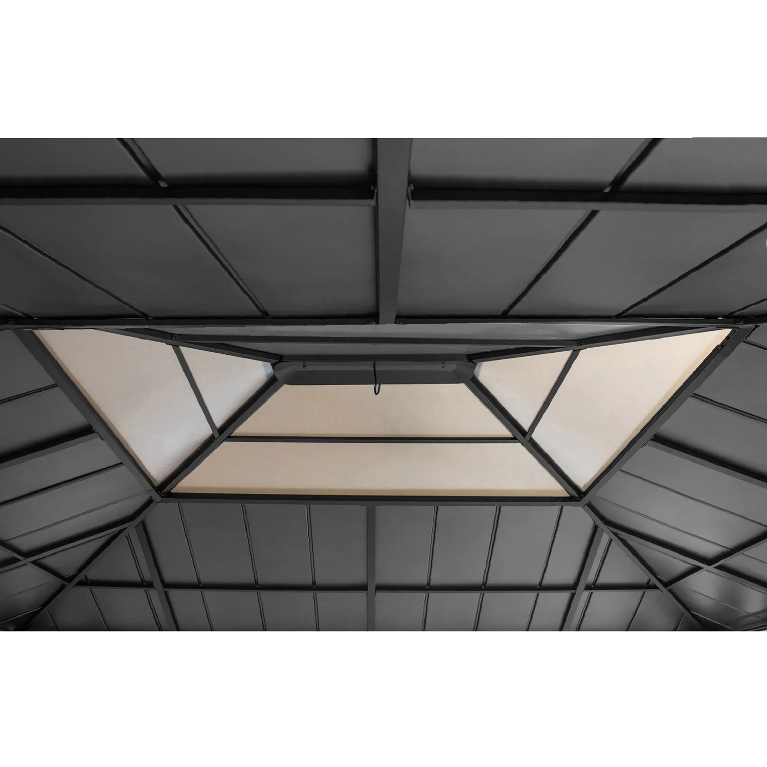 Innenansicht des anthrazitfarbenen Sunjoy Gazebo Ernir mit Zedernholz und Polycarbonat-Dachfenster.
