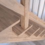 Detailaufnahme: Gerade Treppe Lindos Eiche mit weißem Holz-Edelstahl-Geländer und Setzstufen.
