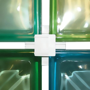 Glasbausteine in Grün- und Blautönen mit weißen 6 mm Verlegekreuzen.