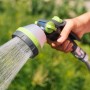 Geka Multibrause Plus 5S Grau in Aktion: Hand hält Gartenspritze mit Wasserstrahl.