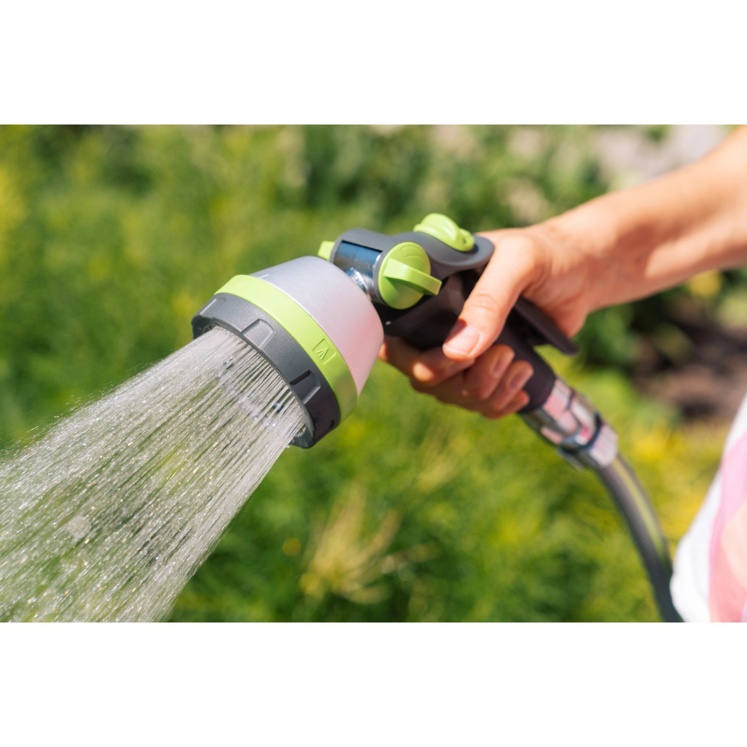 Geka Multibrause Plus 5S Grau in Aktion: Hand hält Gartenspritze mit Wasserstrahl.