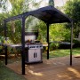 Schwarzer Palram Canopia BBQ Gazebo Austin mit Grill und Ablageflächen im Garten.