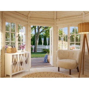 Innenansicht: Palmako Holz-Pavillon Veronica 2 mit Möbeln und Blick in den Garten.
