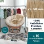 KARAT Schaffelle in verschiedenen Farben auf Kleiderständer und Sessel, Größenangabe.