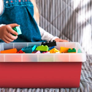 Rote Venilia Klebefolie (45x200cm) in Aufbewahrungsbox mit Spielzeug.