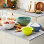 Rotho Schüssel- und Sieb-Set Caruba, 4-teilig in Mehrfarbig. Küchenhelfer für Teig, Salat und Pasta.