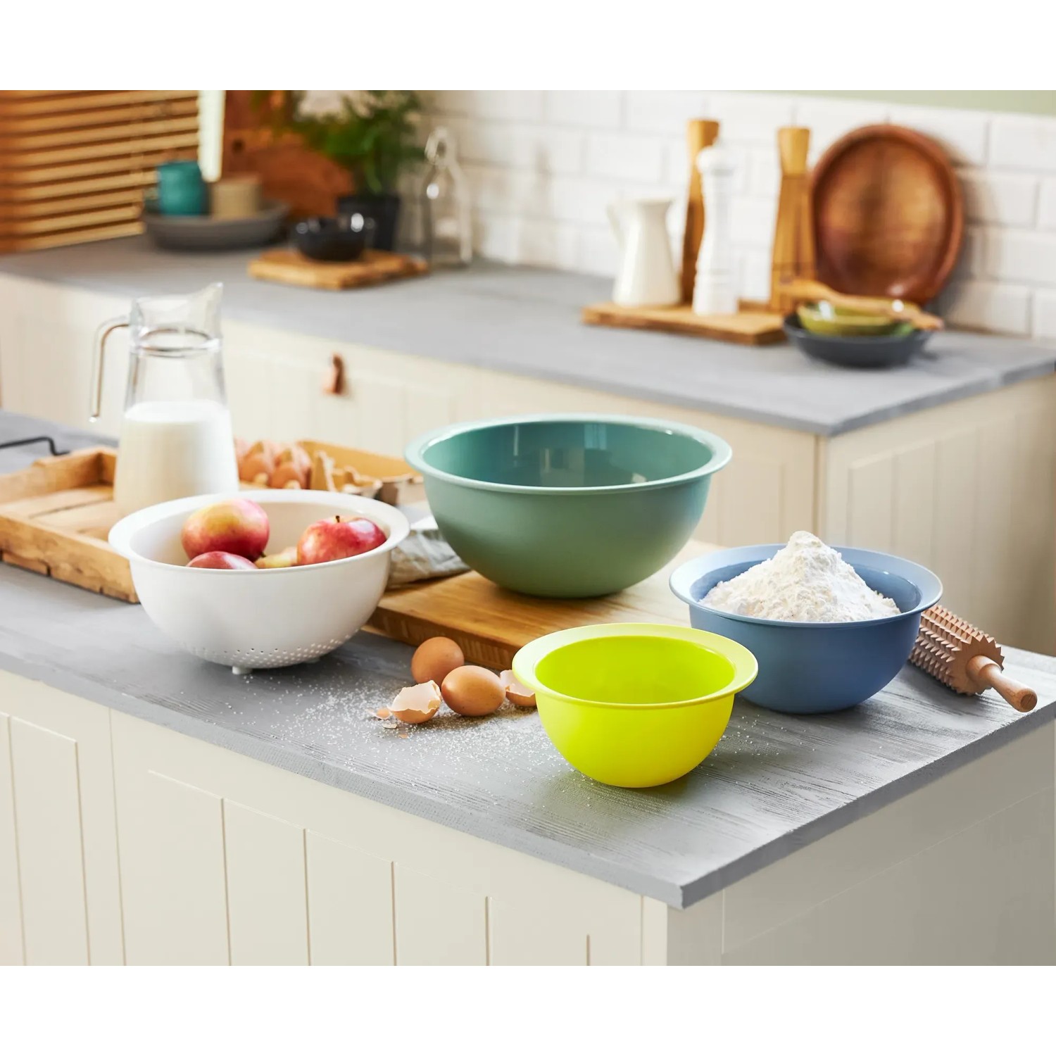 Rotho Schüssel- und Sieb-Set Caruba, 4-teilig in Mehrfarbig. Küchenhelfer für Teig, Salat und Pasta.