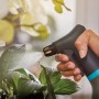 Gardena Pumpsprüher 0,75 l in Anwendung: Eine Hand besprüht Zimmerpflanze mit dem Drucksprühgerät.