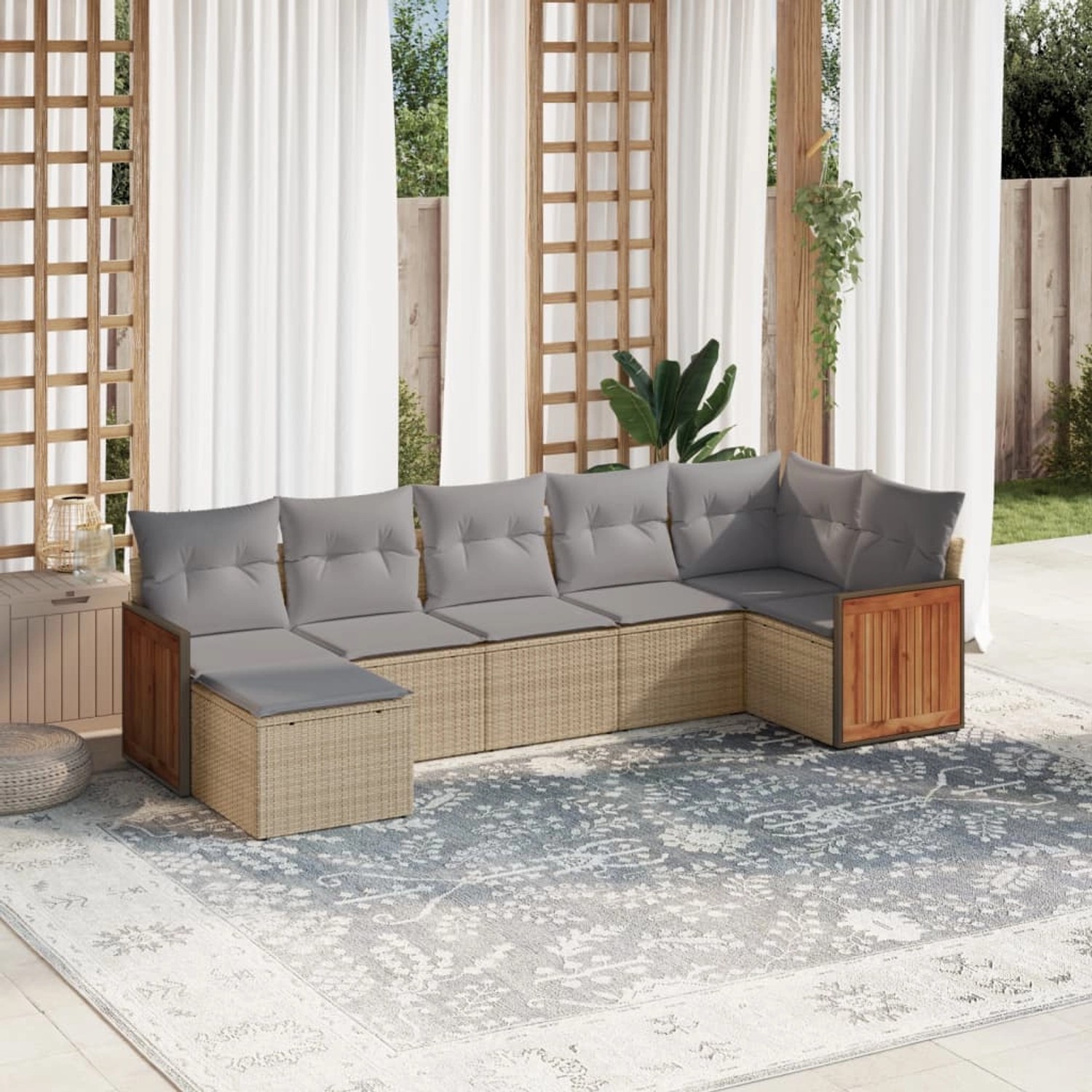 Beige 7-teilige Garten-Sofagarnitur aus Polyrattan mit hellgrauen Kissen.