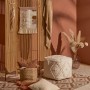 Weißer Sitzhocker Pouf Desert Flower (42x48x48 cm) im Boho-Ambiente mit Deko-Elementen.
