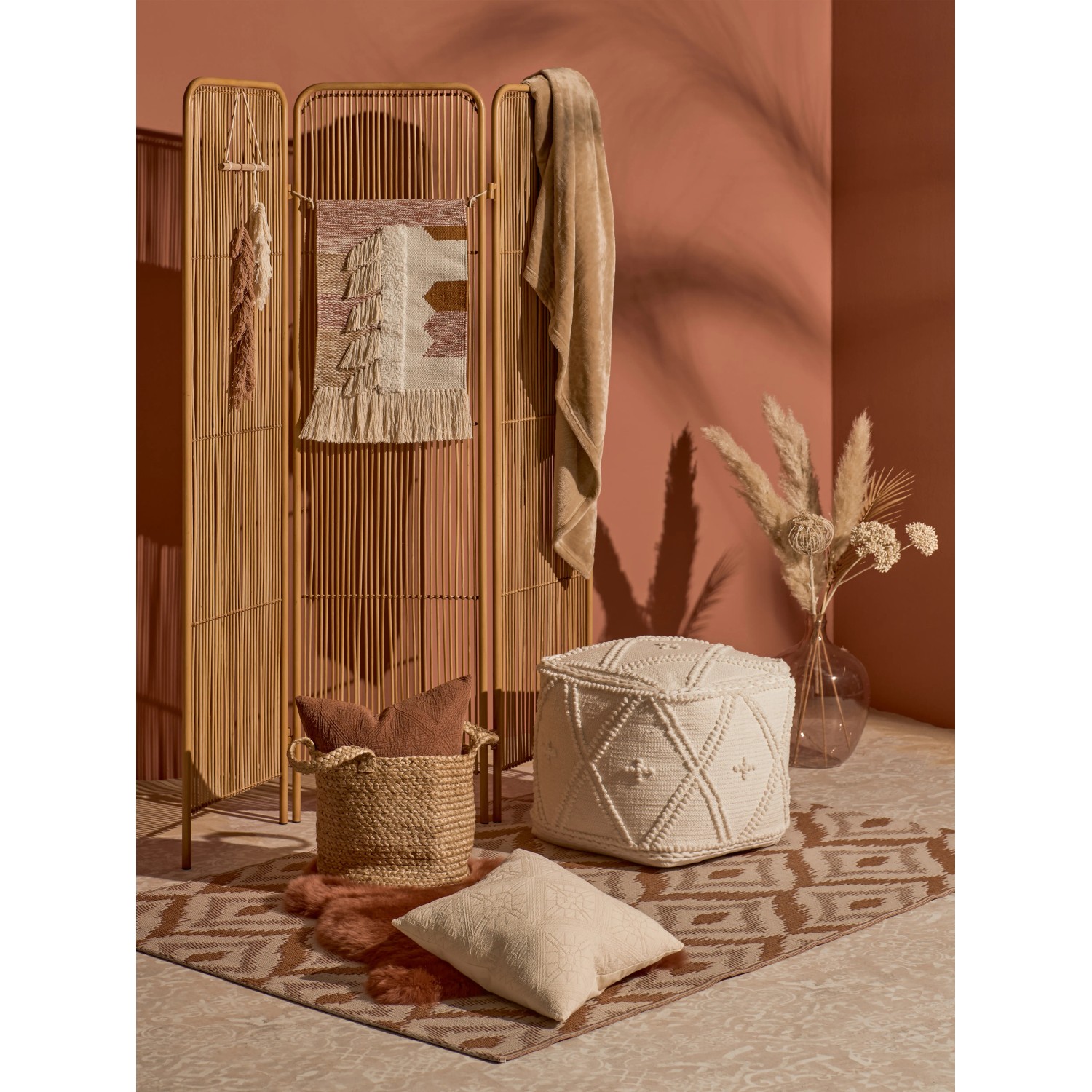 Weißer Sitzhocker Pouf Desert Flower (42x48x48 cm) im Boho-Ambiente mit Deko-Elementen.
