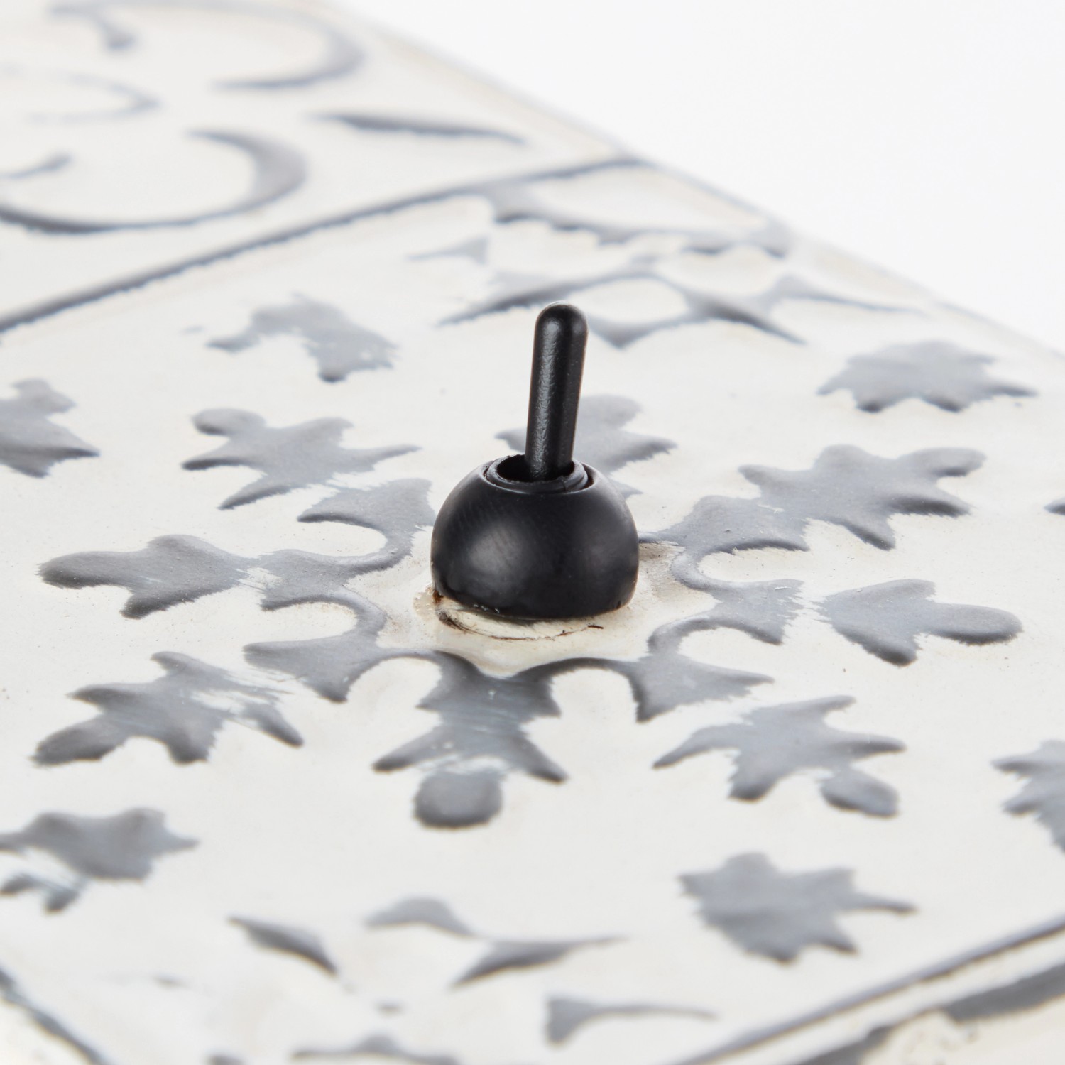 Detailansicht der Brilliant Tischlampe Vagos in Schwarz-Weiß mit Kippschalter.