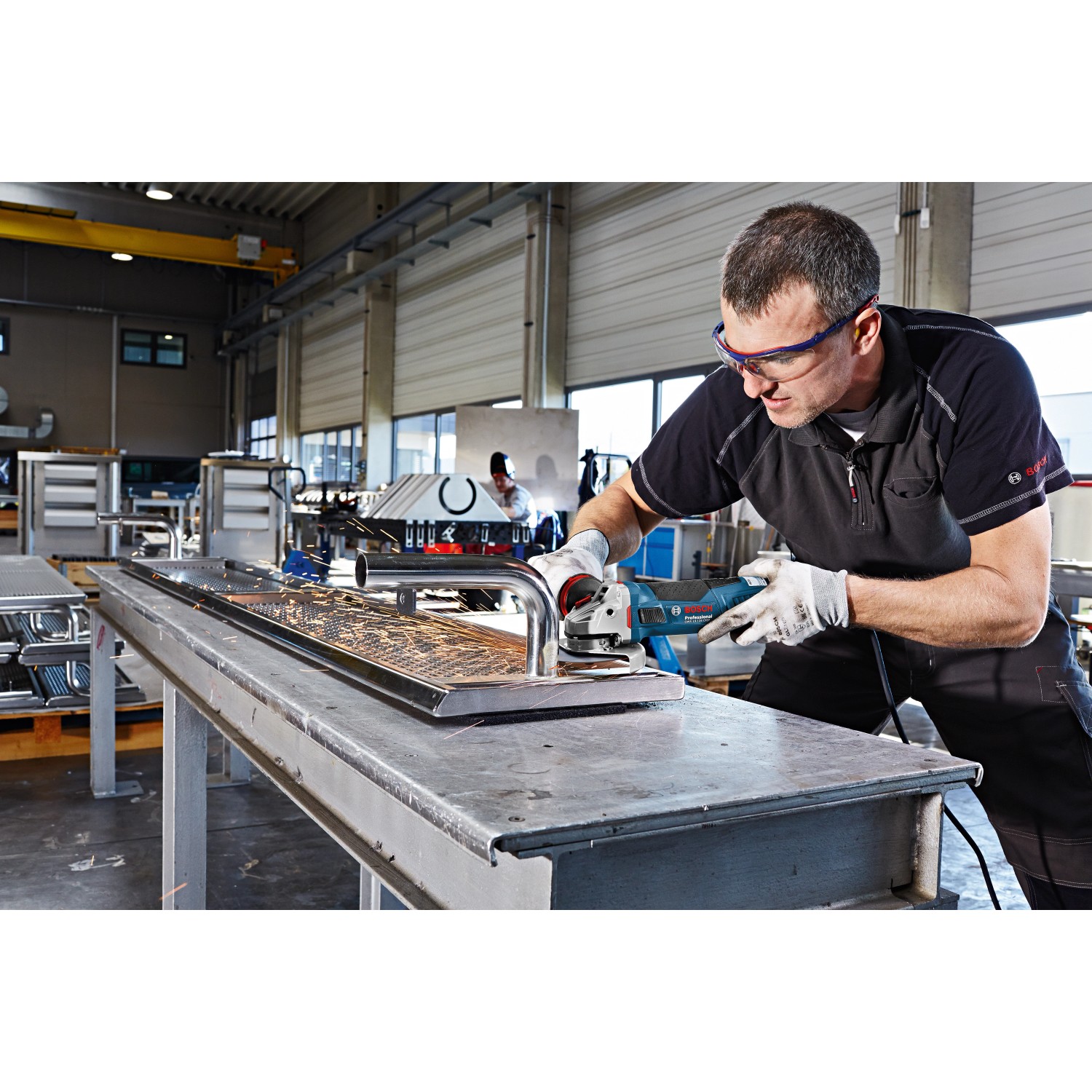 Bosch Professional GWS 1400 Winkelschleifer (125 mm) im Einsatz beim Schleifen von Metall.