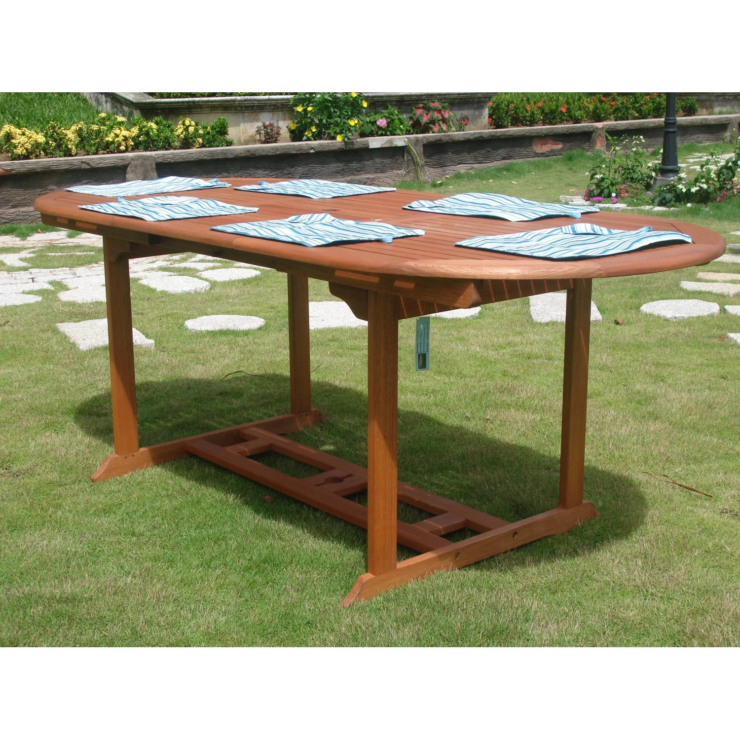 7-teilige Gartenmöbel-Gruppe Stockholm aus Eukalyptusholz mit ausziehbarem Tisch.