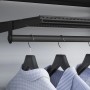 Schwarze Metall-Wandschiene, 2-reihig, 100 cm, als Basis für Regalsysteme.