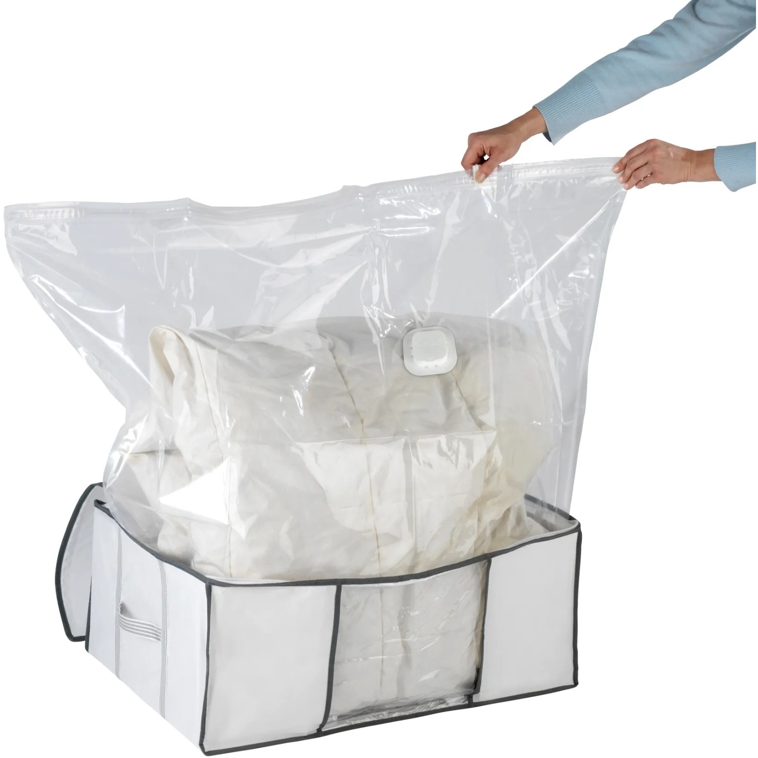 Wenko Vakuum Soft Box L, weiße Textilbox mit Vakuumbeutel zur platzsparenden Aufbewahrung.