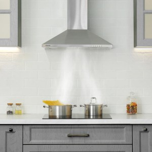 CIARRA Dunstabzugshaube (60cm) aus Edelstahl über Kochfeld mit Töpfen und Pasta.