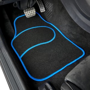 Cartrend Auto-Fußmatte Basic, Textil, blau umrandet, im Fußraum eines Autos.