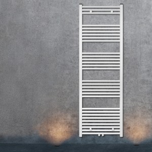Weißer, wasserführender Badheizkörper Koblenz, 60x180 cm, an grauer Wand montiert.