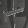 Detailaufnahme: Silbernes Ideal Standard Duschsystem mit Einhebel-Armatur.