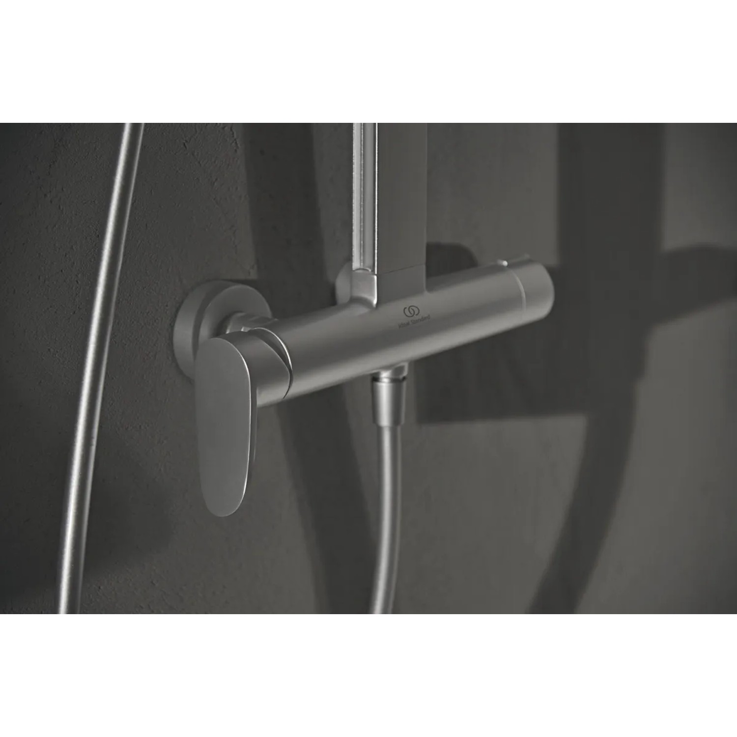 Detailaufnahme: Silbernes Ideal Standard Duschsystem mit Einhebel-Armatur.