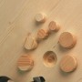 LUX Ausbesserungsplättchen aus Holz in 15, 20 und 25 mm auf Holzoberfläche.