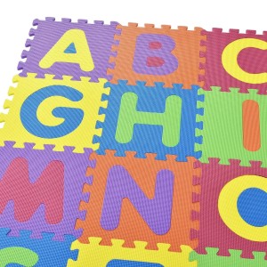 Detailansicht der bunten Juskys Kinder Puzzlematte mit Buchstaben und Zahlen.