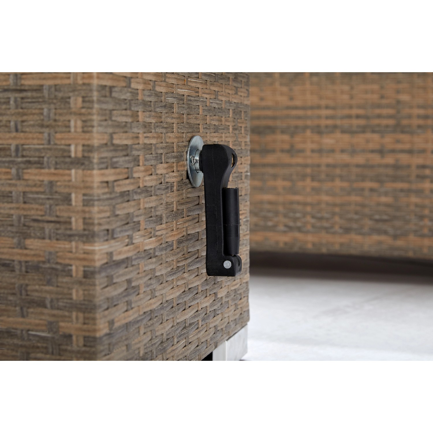 Detailansicht: Höhenverstellung am Merxx Bellante Gartentisch aus Stahl und Kunststoffgeflecht.