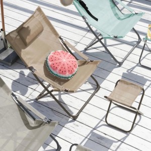 Taupe Svita Tomra Klappliegestuhl mit Hocker & Kopfkissen auf Holzterrasse. Gartenmöbel Set für Camping & Balkon.