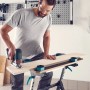 Mann sägt Holz auf Werkbank mit wolfcraft Werkstückauflagen-Set für sicheren Halt.